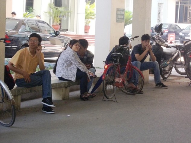 Nắng nóng khiến sinh viên vạ vật trong sân trường đại học Quốc gia Hà Nội